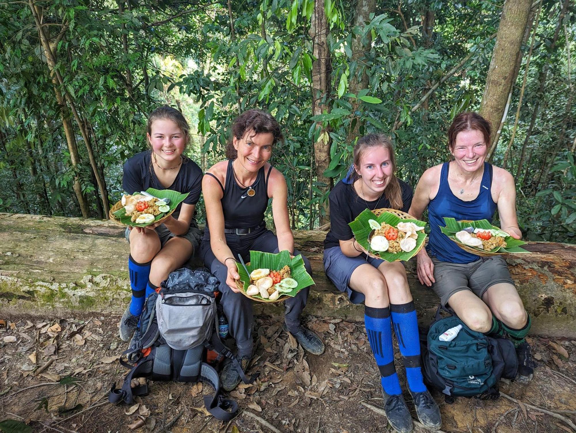Thejungleguide - Lodges & Treks Bukit Lawang Exterior photo